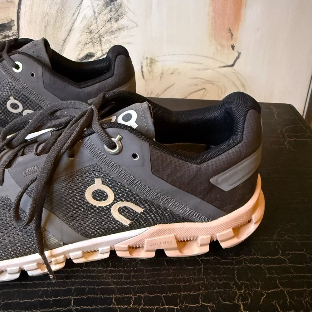 On Running Women's Black, White and Gold pink Athletic Shoes 8.5 - Picture 3 of 8